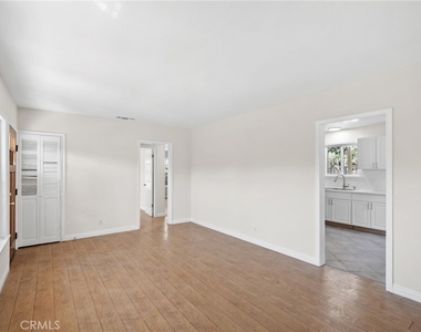 15115 Leadwell Street - Photo Thumbnail 3