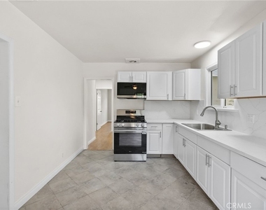 15115 Leadwell Street - Photo Thumbnail 6
