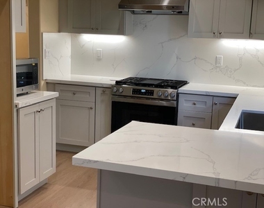 2207 Warfield Avenue - Photo Thumbnail 2