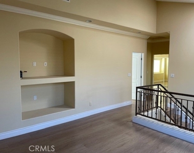 2207 Warfield Avenue - Photo Thumbnail 8