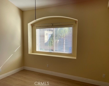 2207 Warfield Avenue - Photo Thumbnail 13
