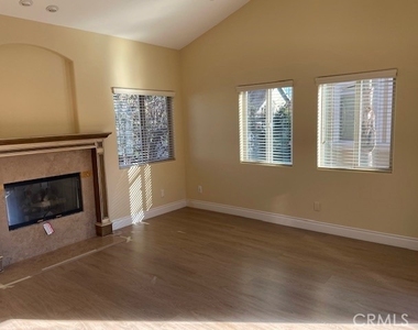 2207 Warfield Avenue - Photo Thumbnail 24