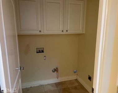 2207 Warfield Avenue - Photo Thumbnail 4