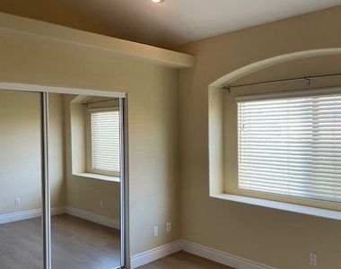 2207 Warfield Avenue - Photo Thumbnail 12
