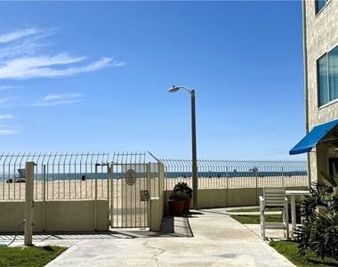 711 Pacific Coast - Photo Thumbnail 3