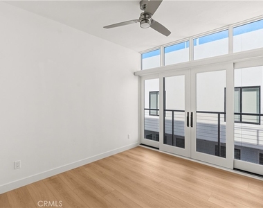 215 Oceanside Blvd - Photo Thumbnail 7