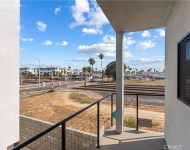 215 Oceanside Blvd - Photo Thumbnail 11