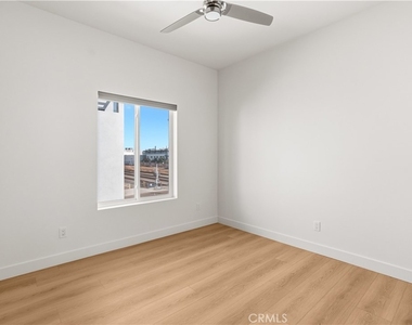 215 Oceanside Blvd - Photo Thumbnail 9