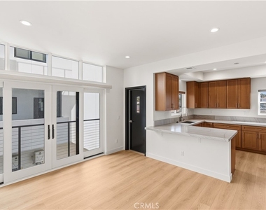 215 Oceanside Blvd - Photo Thumbnail 4