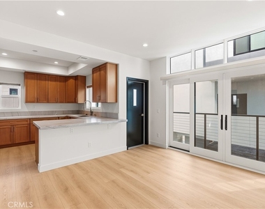 215 Oceanside Blvd - Photo Thumbnail 4