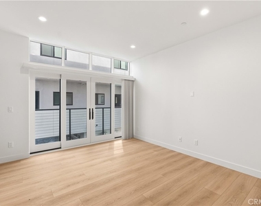 215 Oceanside Blvd - Photo Thumbnail 5