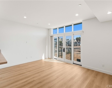 215 Oceanside Blvd - Photo Thumbnail 5