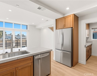 215 Oceanside Blvd - Photo Thumbnail 4