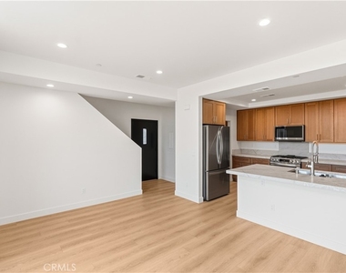 215 Oceanside Blvd - Photo Thumbnail 6