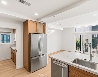 215 Oceanside Blvd - Photo Thumbnail 3