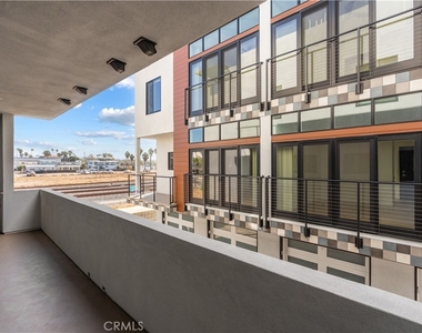 215 Oceanside Blvd - Photo Thumbnail 11