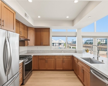215 Oceanside Blvd - Photo Thumbnail 3