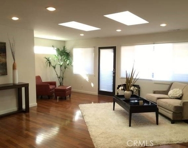 1462 1/2 Silver Lake Boulevard - Photo Thumbnail 4
