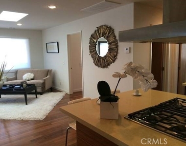 1462 1/2 Silver Lake Boulevard - Photo Thumbnail 3