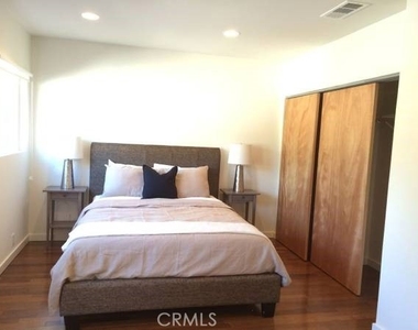 1462 1/2 Silver Lake Boulevard - Photo Thumbnail 9
