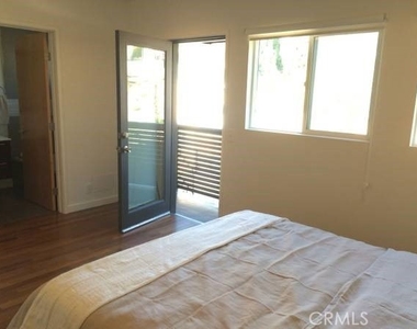 1462 1/2 Silver Lake Boulevard - Photo Thumbnail 10