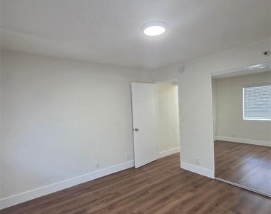 4326 W 142nd Street - Photo Thumbnail 12