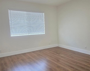 4326 W 142nd Street - Photo Thumbnail 10