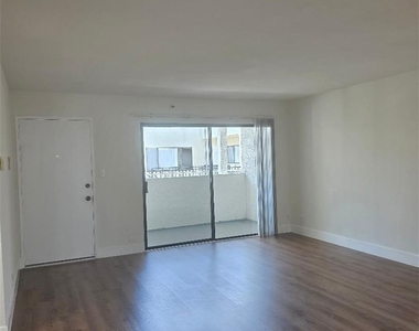 4326 W 142nd Street - Photo Thumbnail 4