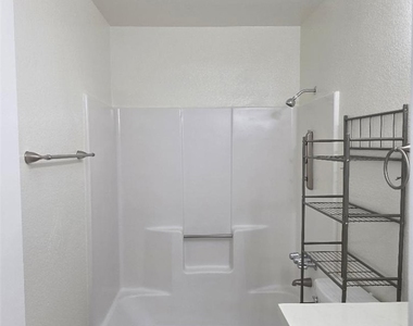 4326 W 142nd Street - Photo Thumbnail 14