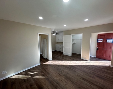 901 N San Gabriel Avenue - Photo Thumbnail 3