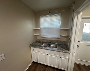 901 N San Gabriel Avenue - Photo Thumbnail 8