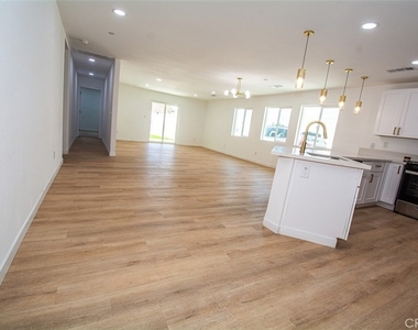 8258 Bennett Avenue - Photo Thumbnail 4