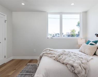 2822 Rowena Avenue - Photo Thumbnail 9