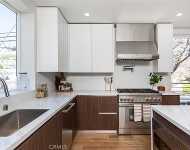 2822 Rowena Avenue - Photo Thumbnail 7
