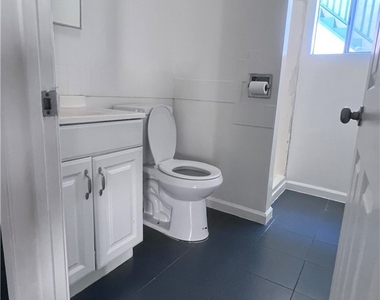 356 1/2 Gless Street - Photo Thumbnail 8