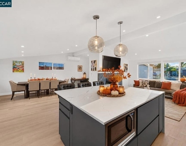3360 Esperanza Dr - Photo Thumbnail 4