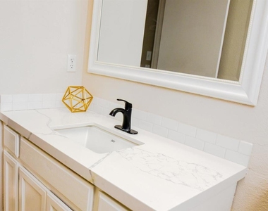 2090 Heartland Cir - Photo Thumbnail 7