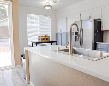 2090 Heartland Cir - Photo Thumbnail 3