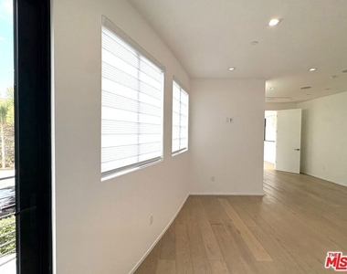4338 Huntley Avenue - Photo Thumbnail 13