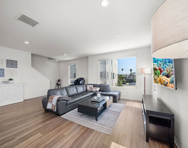 10712 Parrot Avenue - Photo Thumbnail 12