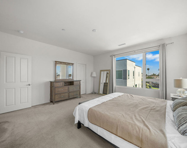 10712 Parrot Avenue - Photo Thumbnail 3