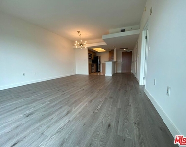 13700 Marina Pointe Drive - Photo Thumbnail 7