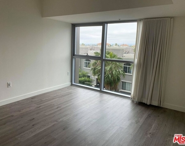 13700 Marina Pointe Drive - Photo Thumbnail 14