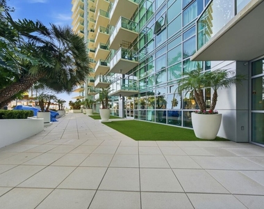 13700 Marina Pointe Drive - Photo Thumbnail 34