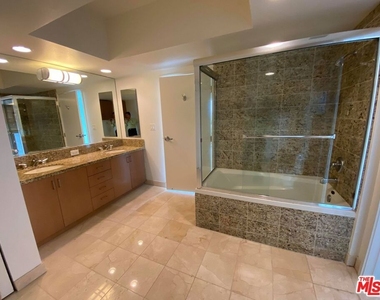 13700 Marina Pointe Drive - Photo Thumbnail 15