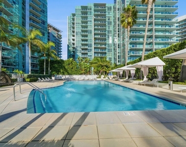 13700 Marina Pointe Drive - Photo Thumbnail 40