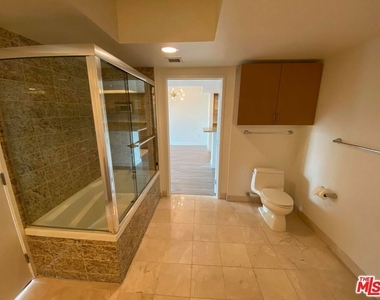 13700 Marina Pointe Drive - Photo Thumbnail 19