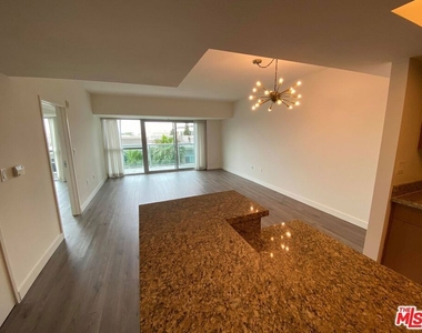 13700 Marina Pointe Drive - Photo Thumbnail 3