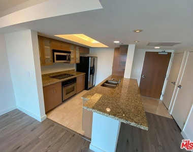 13700 Marina Pointe Drive - Photo Thumbnail 10