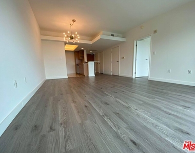 13700 Marina Pointe Drive - Photo Thumbnail 5